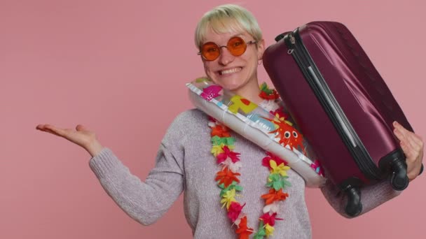 Traveler Tourist Woman Hold Luggage Swimming Ring Celebrating Summer Vacation — Wideo stockowe