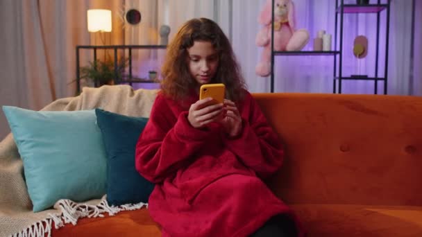 Menina Pré Adolescente Usar Smartphone Móvel Digitação Navegação Dizer Uau — Vídeo de Stock