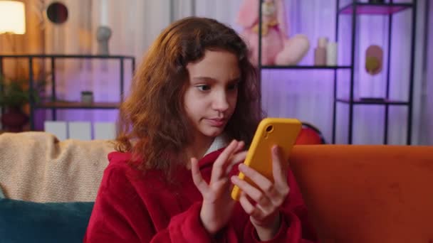 Preteen Girl Usa Smartphone Digitando Navigazione Perde Diventando Sorpreso Risultati — Video Stock