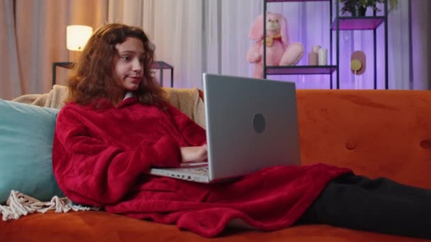 Porträt Der Kaukasischen Preteen Mädchen Verwenden Laptop Tippen Browsing Funktioniert — Stockvideo
