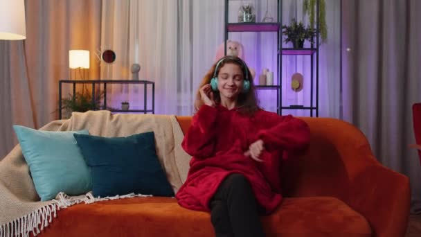 Happy Overjoyed Preteen Mladá Dívka Bezdrátových Sluchátkách Relaxační Sedí Oranžové — Stock video