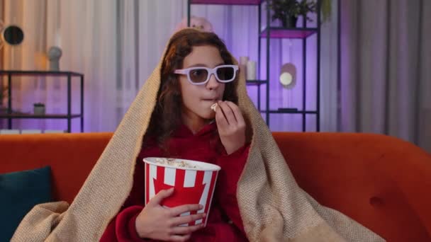 Excited Preteen Girl Glasses Eating Popcorn Watching Interesting Serial Sport — Vídeo de Stock