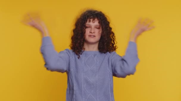 Excited Amazed Curly Haired Woman Touching Head Showing Explosion Looking — Stockvideo