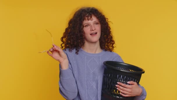 Curly Haired Woman Taking Throwing Out Glasses Bin Medical Vision — Vídeo de stock