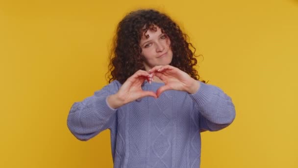 Woman Love Smiling Curly Haired Woman 20S Sweater Makes Heart — Αρχείο Βίντεο
