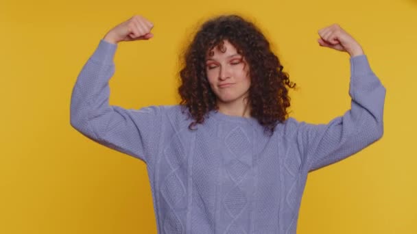 Strong Independent Curly Haired Woman Showing Biceps Looking Confident Feeling — Αρχείο Βίντεο
