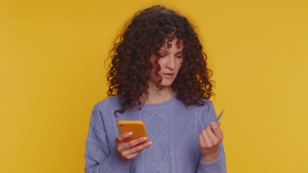 Sincere Curly Haired Woman Customer Using Credit Bank Card Smartphone — Stockvideo