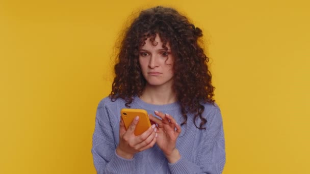 Hipster Curly Haired Woman Use Mobile Cell Phone Typing Browsing — Stockvideo