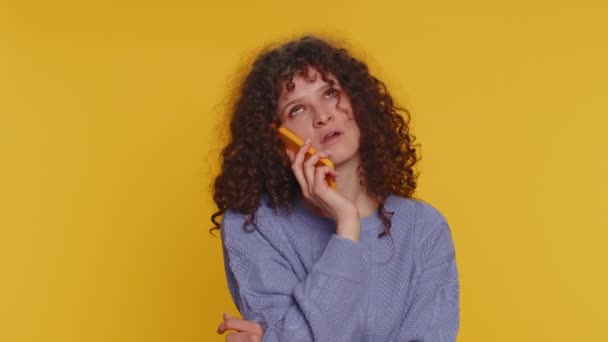Curly Haired Woman Tired Sleepy Freelancer Talking Mobile Phone Friend — Vídeo de Stock