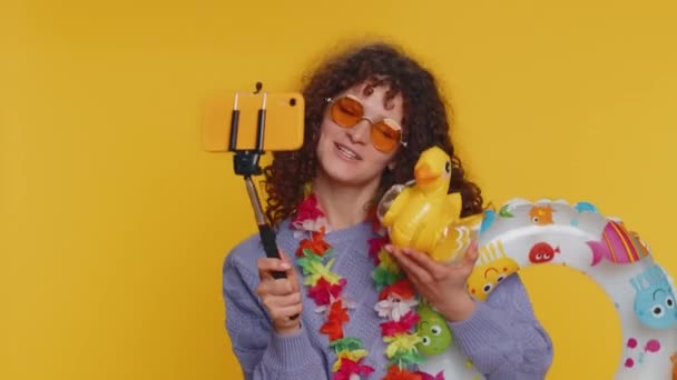 Щаслива Молода Жінка Мандрівник Сонцезахисних Окулярах Плавальним Кільцем Багаж Приймає — стокове відео