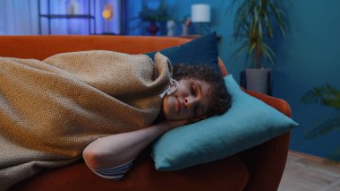 Kıvırcık kıvırcık saçlı, yorgun genç bir kadın. Yatakta uzanıp dinleniyor. Kaygısız kız uyukluyor, rahat koltukta yastıklarla uyuyakalıyor. Gözlerini kapadı. Gece uykusunun tadını çıkardı.