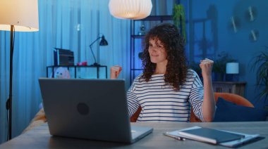 Aman Tanrım. Vay canına. Şaşırmış bir kadın dizüstü bilgisayar kullanıyor, iyi haber mesajı alıyor, ani zaferle şok oluyor, galibiyeti kutluyor, piyango ikramiyesini kutluyor, evden online alışveriş yapıyor. Yaşam tarzı teknolojileri