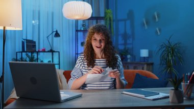 Mutlu kadın zarfı açar, mektubu okur. Kariyer büyümesi terfi, banka kredisi onayı, üniversitenin parasal ödülüne başarılı giriş uzun zamandır beklenen davetiye harika haber, piyango oyunu kazandı