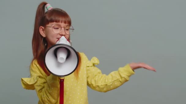 Young Toddler Girl Glasses Scream Shout Megaphone Loudspeaker Announces Discounts — Stok video