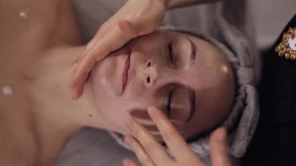 Dokter Terapis Berpengalaman Membuat Wanita Santai Spa Wajah Pijat Dengan — Stok Video