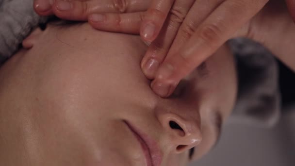 Terapeuta Médico Haciendo Mujer Relajante Masaje Facial Spa Con Las — Vídeos de Stock