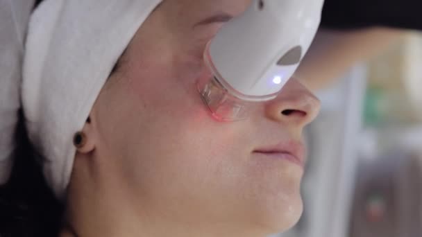 Cosmetologist Faz Mulher Procedimento Elevação Área Rosto Pescoço Máscara Colágeno — Vídeo de Stock