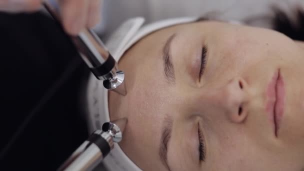 Cosmetologist Doctor Makes Woman Micro Currents Face Forehead Therapy Girl — Stockvideo