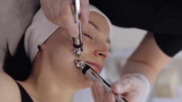 Lekarz Kosmetolog Sprawia Kobieta Mikro Prądy Twarzy Terapii Policzkowej Skóra — Wideo stockowe