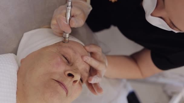 Kosmetyk Sprawia Starsza Kobieta Odkurzanie Polerowanie Skóry Twarzy Procedury Sprzęt — Wideo stockowe
