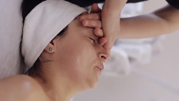 Косметический Хиропрактик Делает Женщине Расслабляющий Спа Массаж Лица Дыхательные Упражнения — стоковое видео