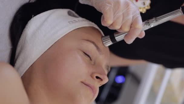 Injektionsfreie Mesotherapie Oder Elektroporation Kosmetikerin Arzt Macht Kundin Gesichtstherapie Schönheitssalon — Stockvideo