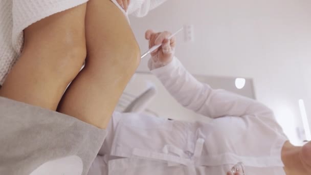 Schoonheidsspecialiste Aanbrengen Hydraterende Medische Peeling Crème Masker Middelbare Leeftijd Vrouw — Stockvideo