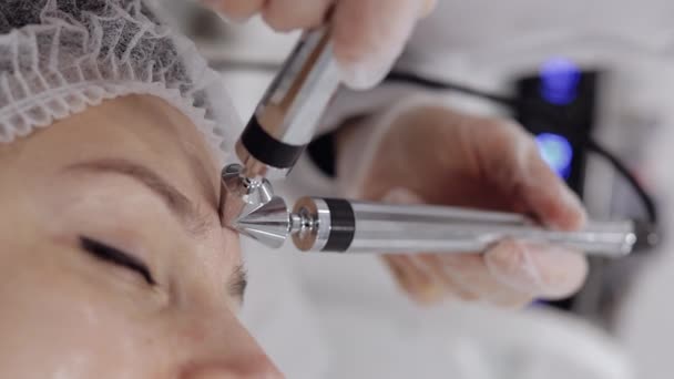 Kozmetik Doktoru Kadınlara Mikro Akım Yaptırıyor Alnından Tedavi Görüyor Spa — Stok video
