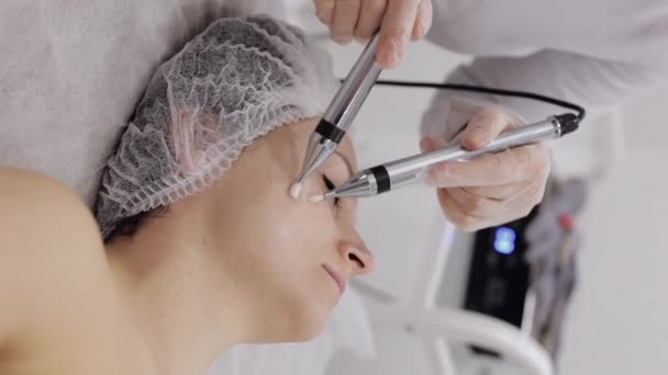 Cosmetologist Doctor Makes Woman Micro Currents Face Cheek Therapy Girl — Αρχείο Βίντεο