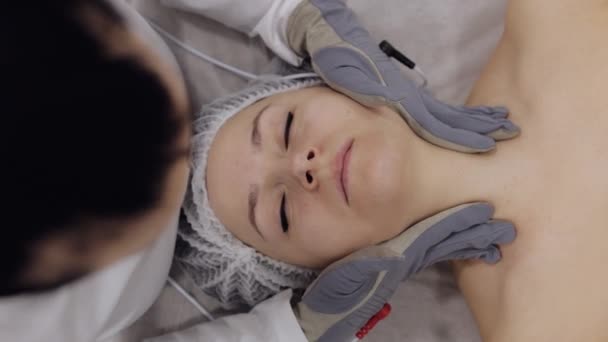 Kosmetička Vyrábí Mikroproudovou Terapii Zvedání Obličeje Vodivými Rukavicemi Dívka Péče — Stock video
