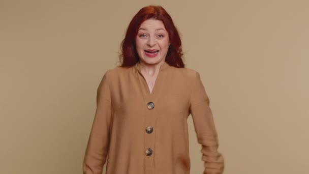 Szczęśliwa Radosna Ruda Kobieta Bluzce Krzycząc Podnosząc Pięści Geście Zrobiłem — Wideo stockowe