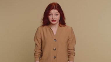 Tatmin olmamış kızıl saçlı bir kadın başarısızlık sebebini soruyor. İnançsızlığını dile getiriyor. Sıkılmış, hayal kırıklığına uğramış, kötü haber. Genç kızıl kız bej renkli stüdyo arka planında tek başına izole edilmiş.