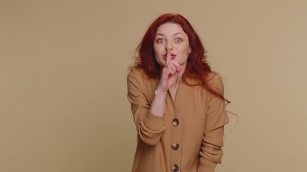 Будь Ласка Замовкни Портрет Тисячолітньої Жінки Років Натискає Вказівний Палець — стокове відео