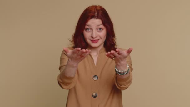 Bedava Hediyeler Hediyeler Kızıl Saçlı Kadın Elini Açıyor Sevinçten Havalara — Stok video