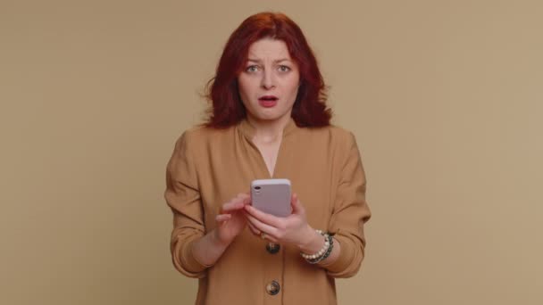 Femeia Roșcată Hipster Folosește Navigarea Telefonului Mobil Pierde Din Deveni — Videoclip de stoc