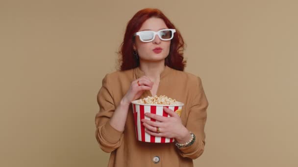 Excited Redhead Woman Glasses Eating Popcorn Watching Interesting Serial Sport — Vídeo de Stock
