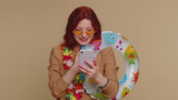 Cheerful Young Tourist Woman Luggage Sunglasses Smartphone Celebrating Winning Holiday — Stok video