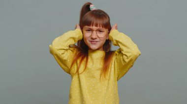 Duymak istemiyorum, dinle. Hüsrana uğramış, rahatsız olmuş, gözlüklü, kulaklarını kapatan, el kol hareketi yapan, gürültülü sesleri duymamazlıktan gelerek tavsiyelerden kaçan liseli kız. Genç bayan çocuk.