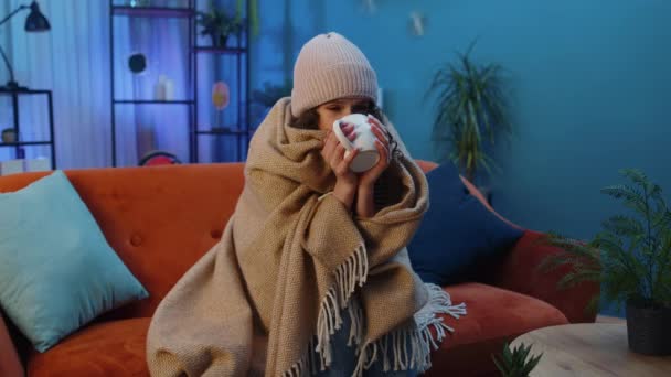 Tânără Bolnavă Înfășurată Șezând Carouri Tremurând Frig Canapea Bând Ceai — Videoclip de stoc
