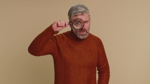 Investigator Researcher Scientist Old Man Holding Magnifying Glass Face Looking — Stock videók