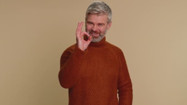 Joyful Happy Middle Aged Man Sweater Looking Approvingly Camera Showing — Stok video
