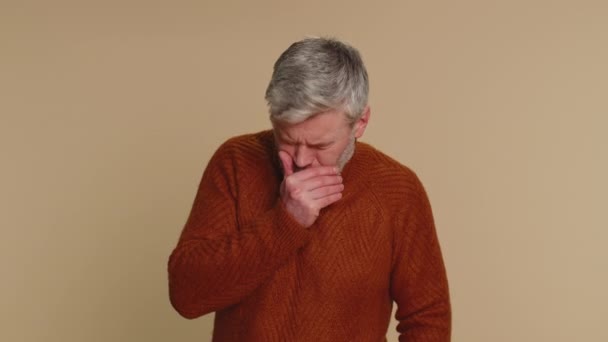 Niezdrowy Mężczyzna Średnim Wieku Kaszel Obejmujący Usta Ręką Nudności Alergie — Wideo stockowe