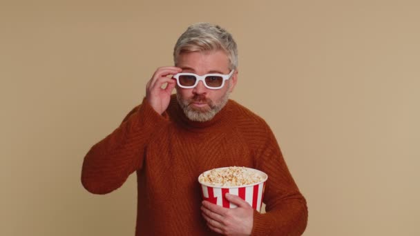 Emocionado Hombre Mediana Edad Gafas Comer Palomitas Maíz Ver Interesante — Vídeo de stock