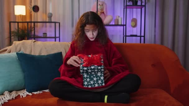 Preteen Girl Opening Gift Box Light Glow Smiling Joyfully Looking — Αρχείο Βίντεο