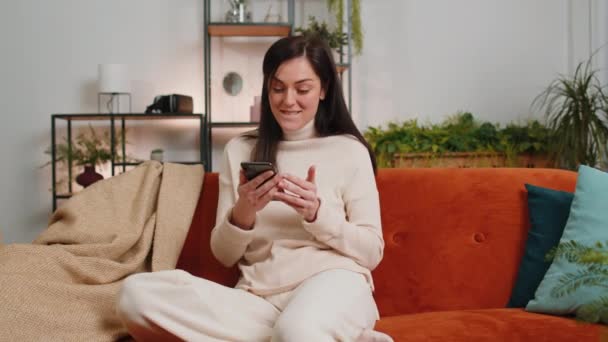 Szczęśliwa Brunetka Kobieta Używać Mobilnego Smartfona Wpisując Przeglądanie Powiedzieć Wow — Wideo stockowe