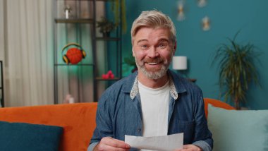 Mutlu adam zarfı açar, mektubu okur. Kariyer büyümesi terfi, banka kredisi onayı, üniversitenin parasal ödülüne başarılı giriş uzun zamandır beklenen davetiye harika haber, piyango oyunu kazandı