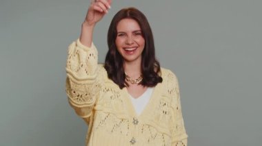 Güzel bir kadının kamerayı göstermesi, yüksek sesle gülmesi, komik görünüşle dalga geçmesi, komik fıkra anekdotu. Gri stüdyo geçmişinde yalnız yaşayan genç bir kız.