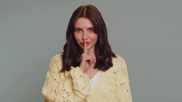 Sessiz Olun Lütfen Yaşındaki Bir Kadının Portresi Işaret Parmağını Dudaklara — Stok video
