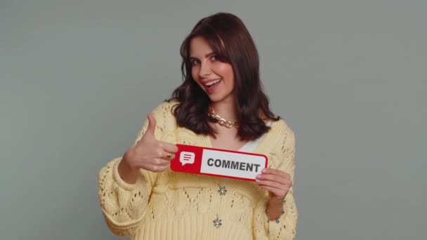 Mujer Encantadora Mostrando Bandera Signo Amor Como Comentario Compartir Chica — Vídeos de Stock