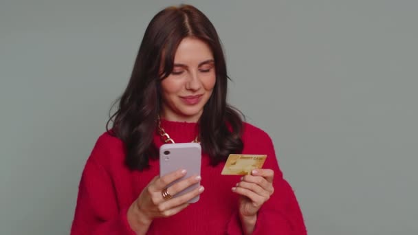Sincero Cliente Mulher Bonita Usando Cartão Crédito Smartphone Durante Transferência — Vídeo de Stock